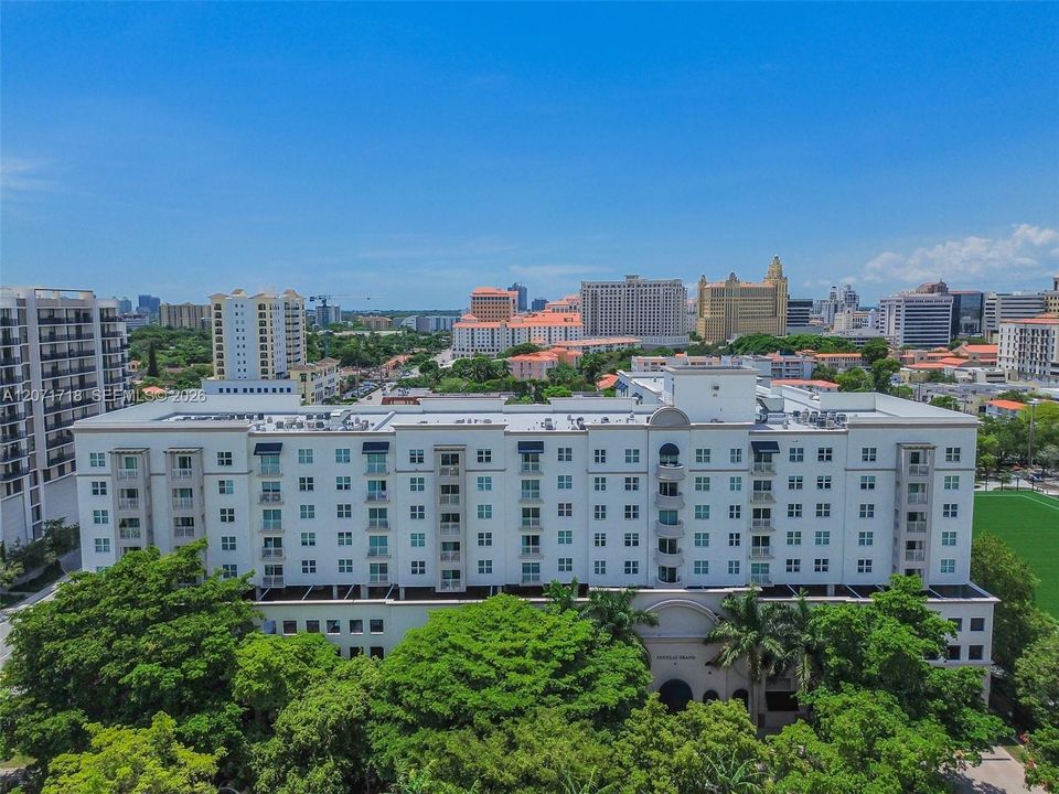 For Sale: $305,000 (1 beds, 1 baths, 762 Square Feet)