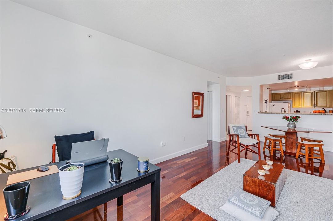 For Sale: $305,000 (1 beds, 1 baths, 762 Square Feet)