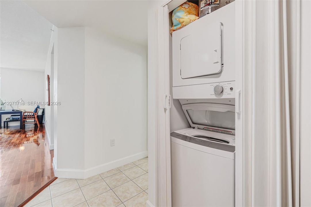 For Sale: $305,000 (1 beds, 1 baths, 762 Square Feet)