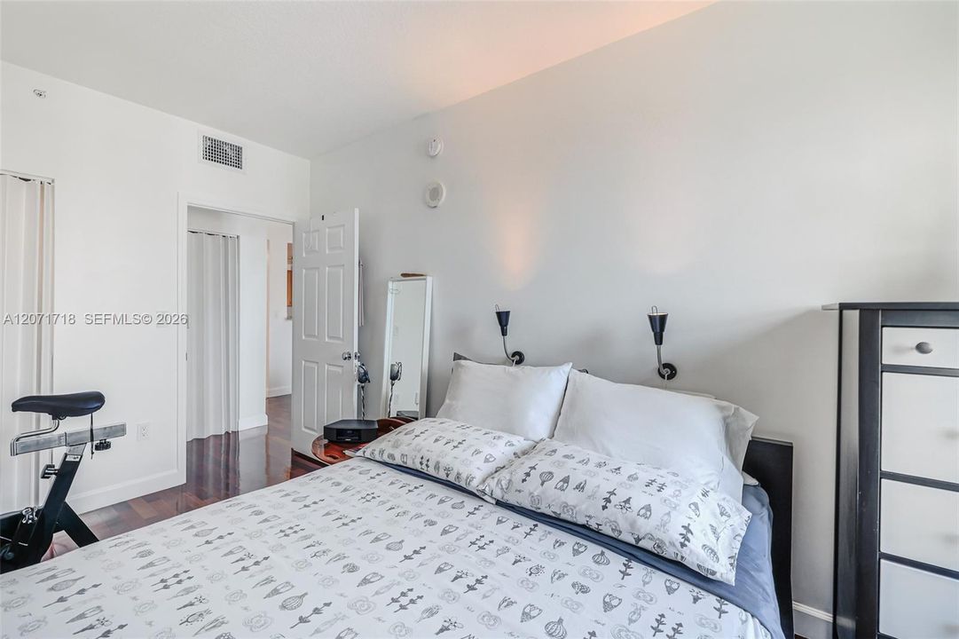 For Sale: $305,000 (1 beds, 1 baths, 762 Square Feet)