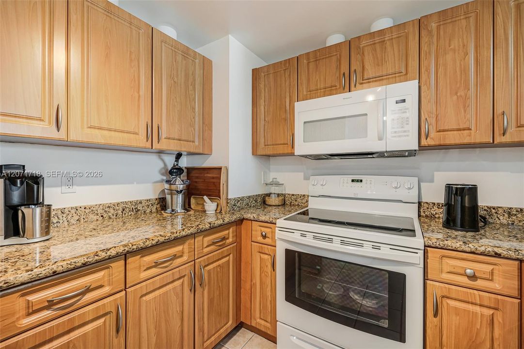 For Sale: $305,000 (1 beds, 1 baths, 762 Square Feet)