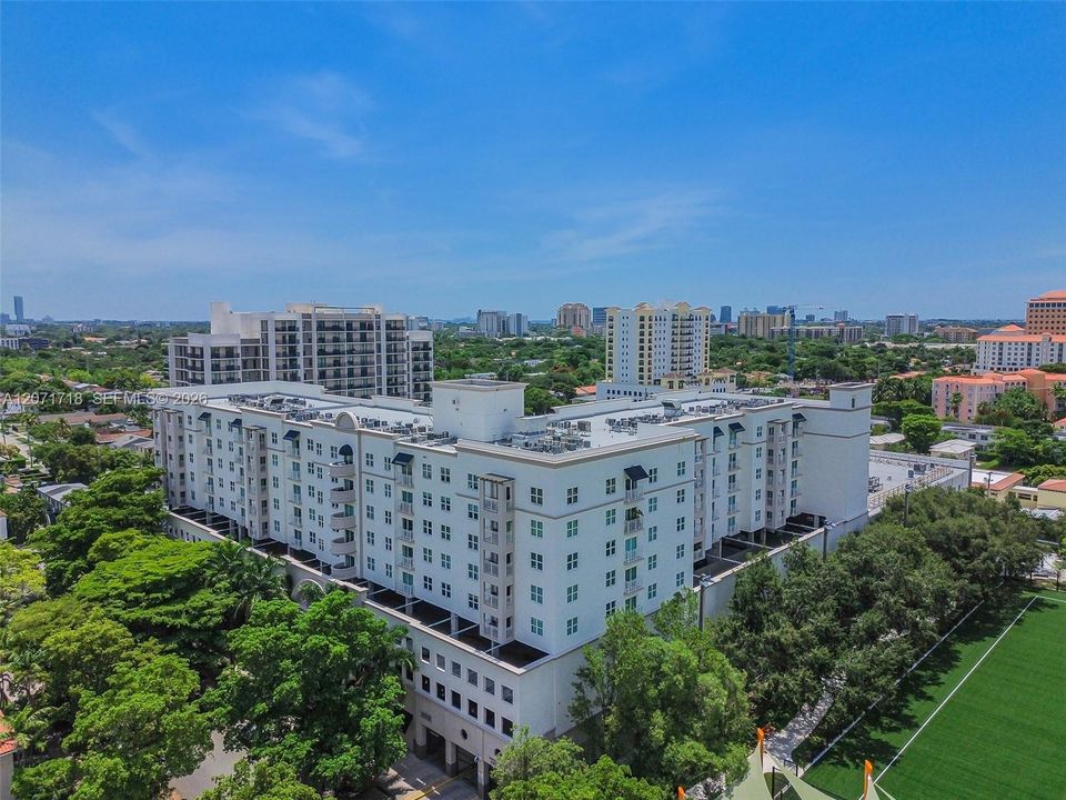 For Sale: $305,000 (1 beds, 1 baths, 762 Square Feet)