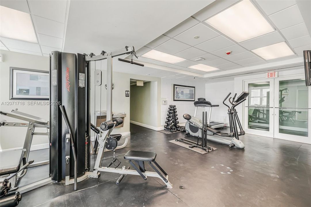 For Sale: $305,000 (1 beds, 1 baths, 762 Square Feet)