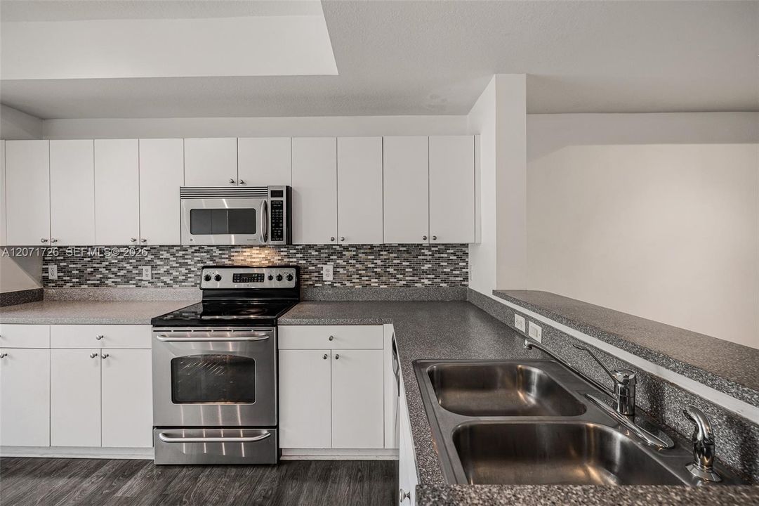 For Rent: $3,500 (2 beds, 2 baths, 1282 Square Feet)