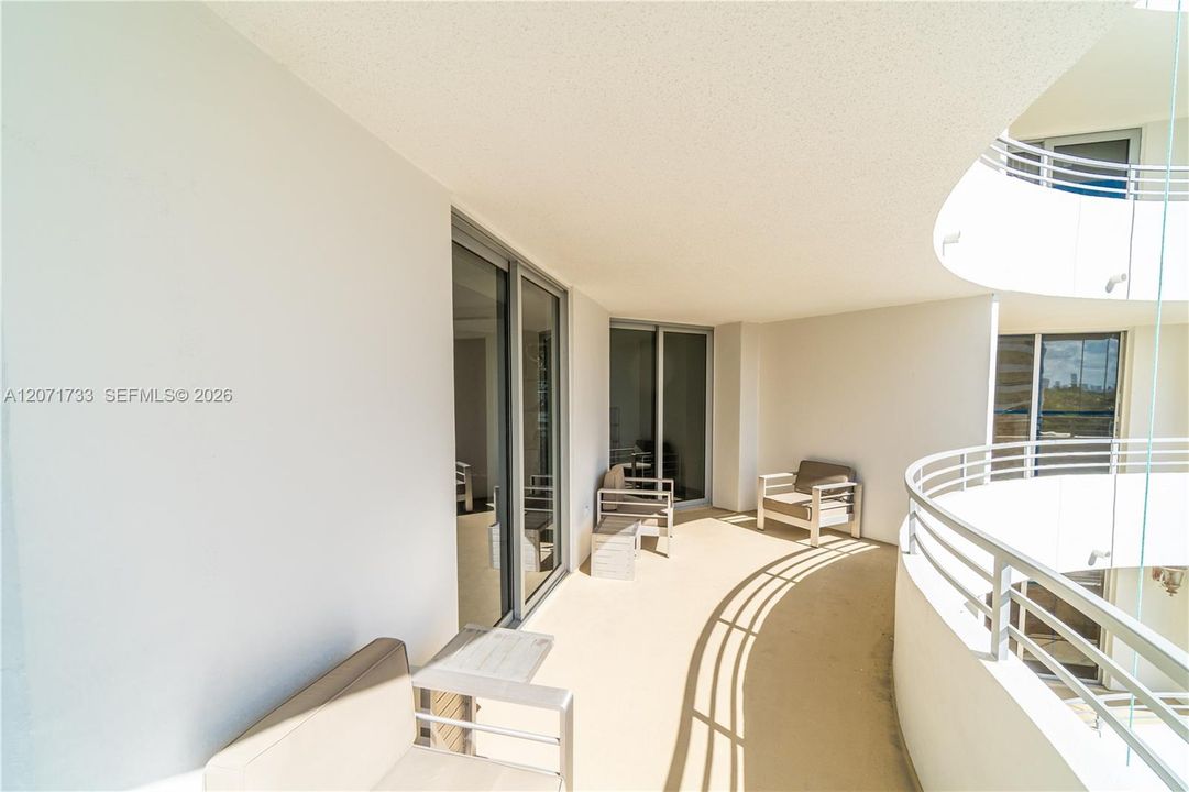 For Rent: $4,900 (1 beds, 1 baths, 912 Square Feet)