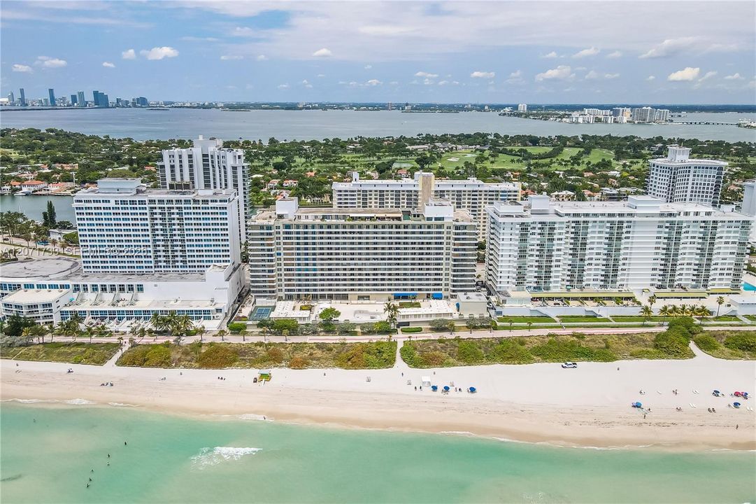 For Rent: $4,900 (1 beds, 1 baths, 912 Square Feet)