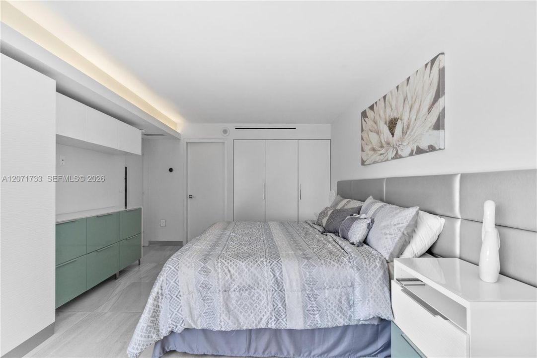 For Rent: $4,900 (1 beds, 1 baths, 912 Square Feet)