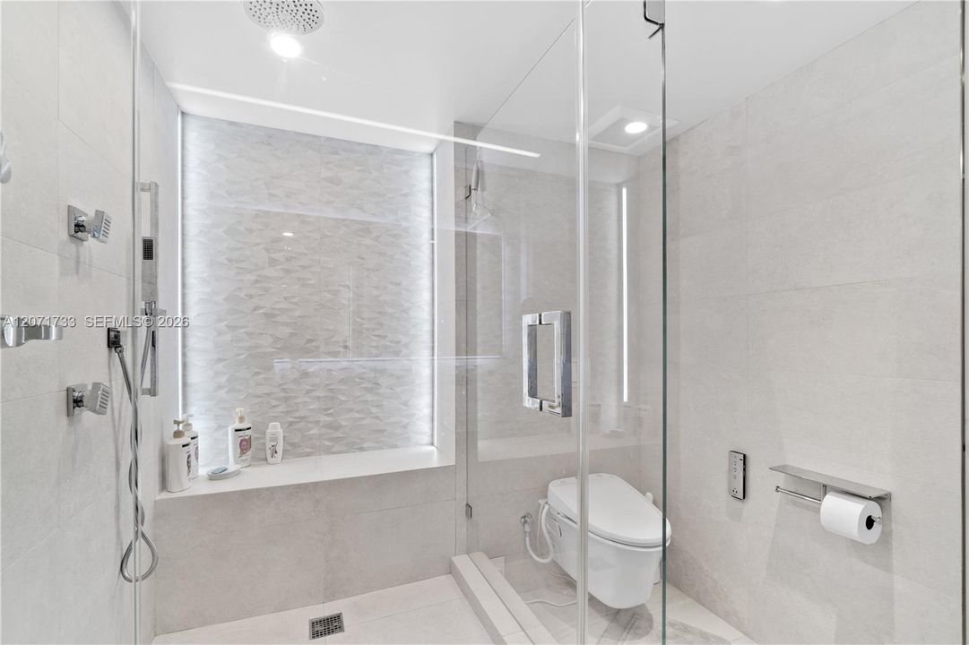 For Rent: $4,900 (1 beds, 1 baths, 912 Square Feet)