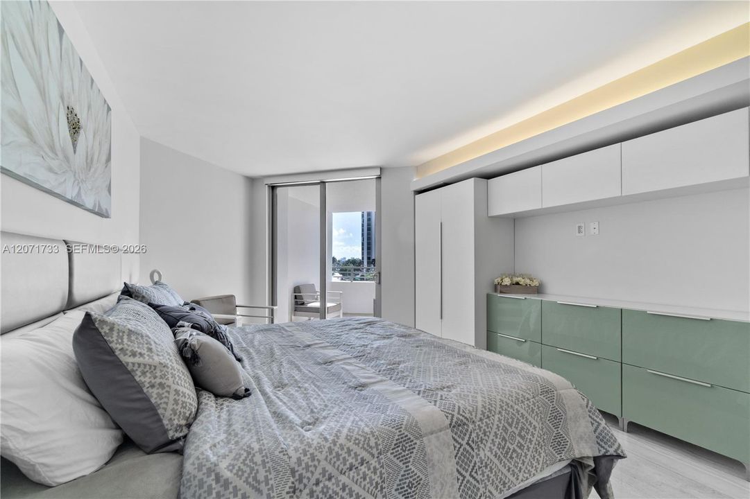 For Rent: $4,900 (1 beds, 1 baths, 912 Square Feet)