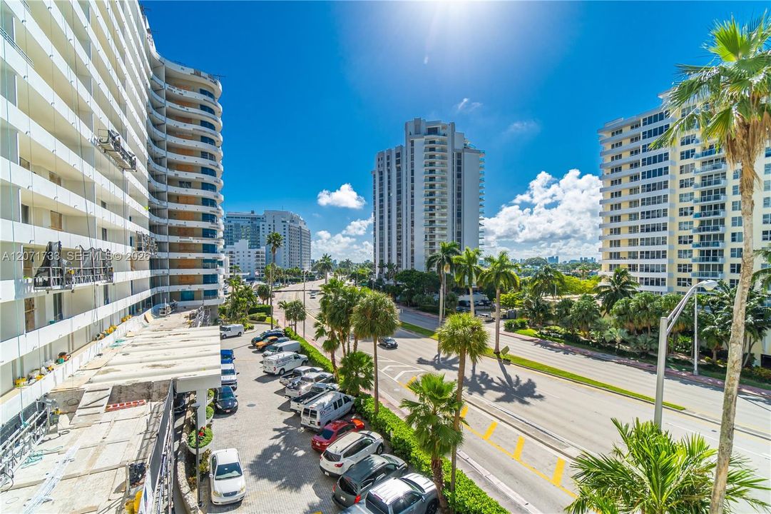 For Rent: $4,900 (1 beds, 1 baths, 912 Square Feet)