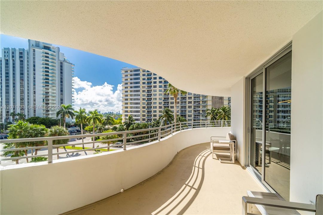 For Rent: $4,900 (1 beds, 1 baths, 912 Square Feet)