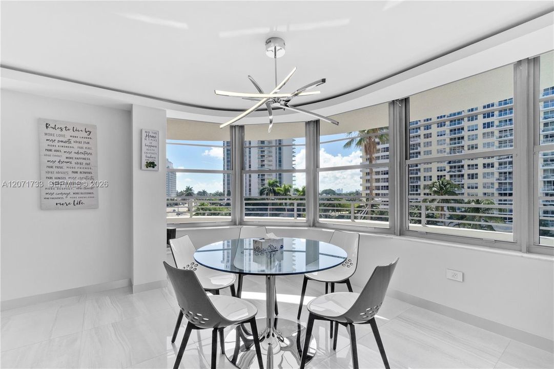For Rent: $4,900 (1 beds, 1 baths, 912 Square Feet)
