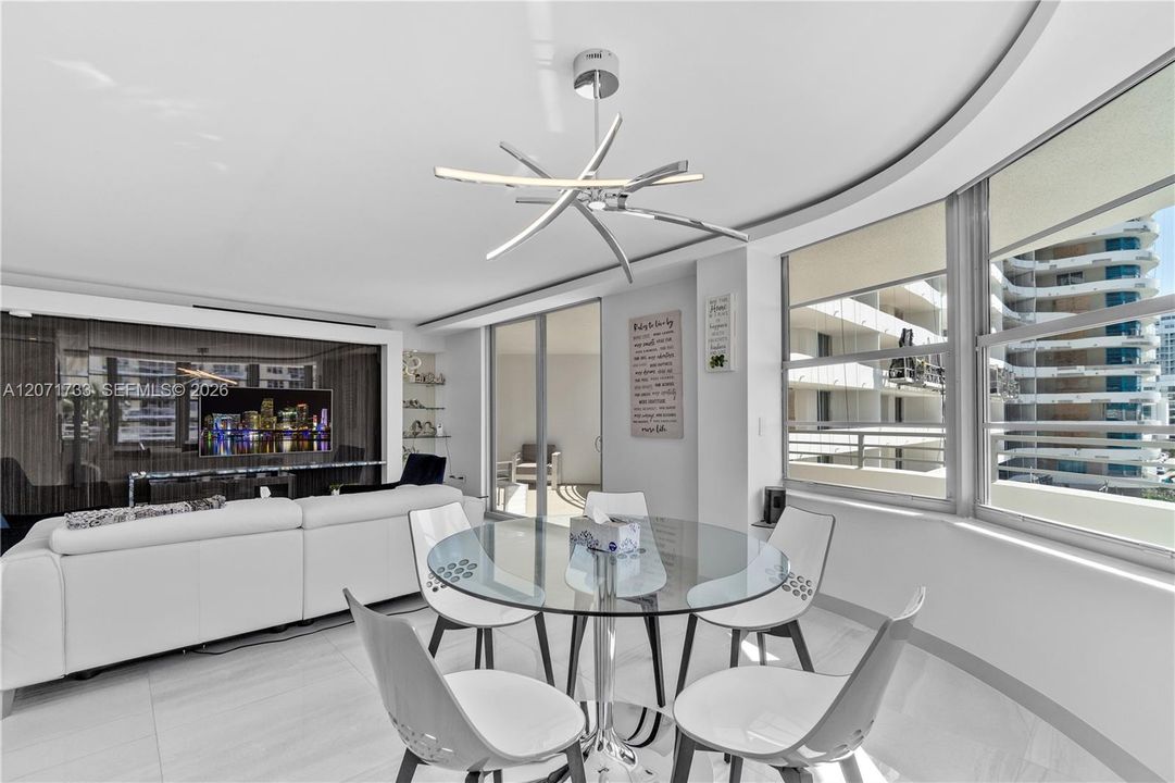For Rent: $4,900 (1 beds, 1 baths, 912 Square Feet)