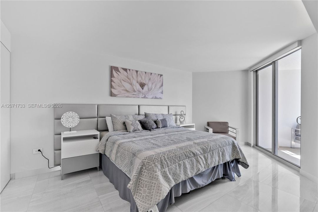 For Rent: $4,900 (1 beds, 1 baths, 912 Square Feet)