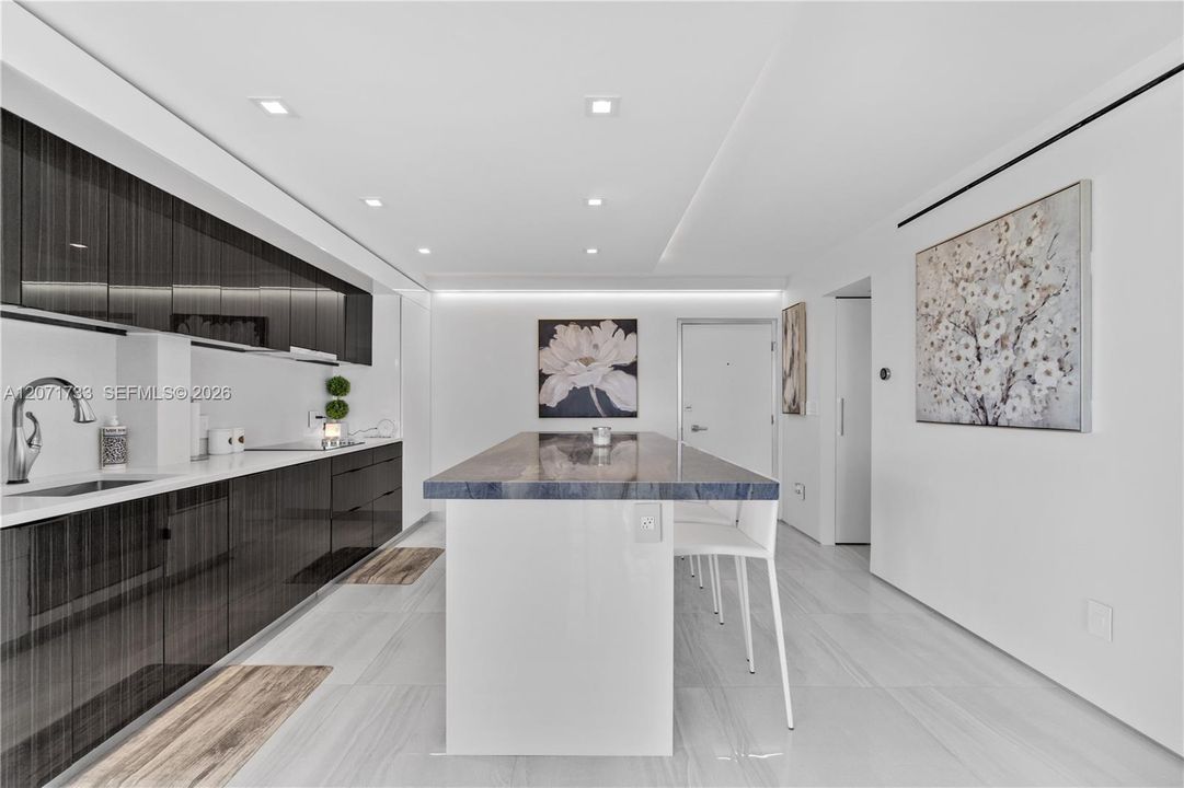 For Rent: $4,900 (1 beds, 1 baths, 912 Square Feet)