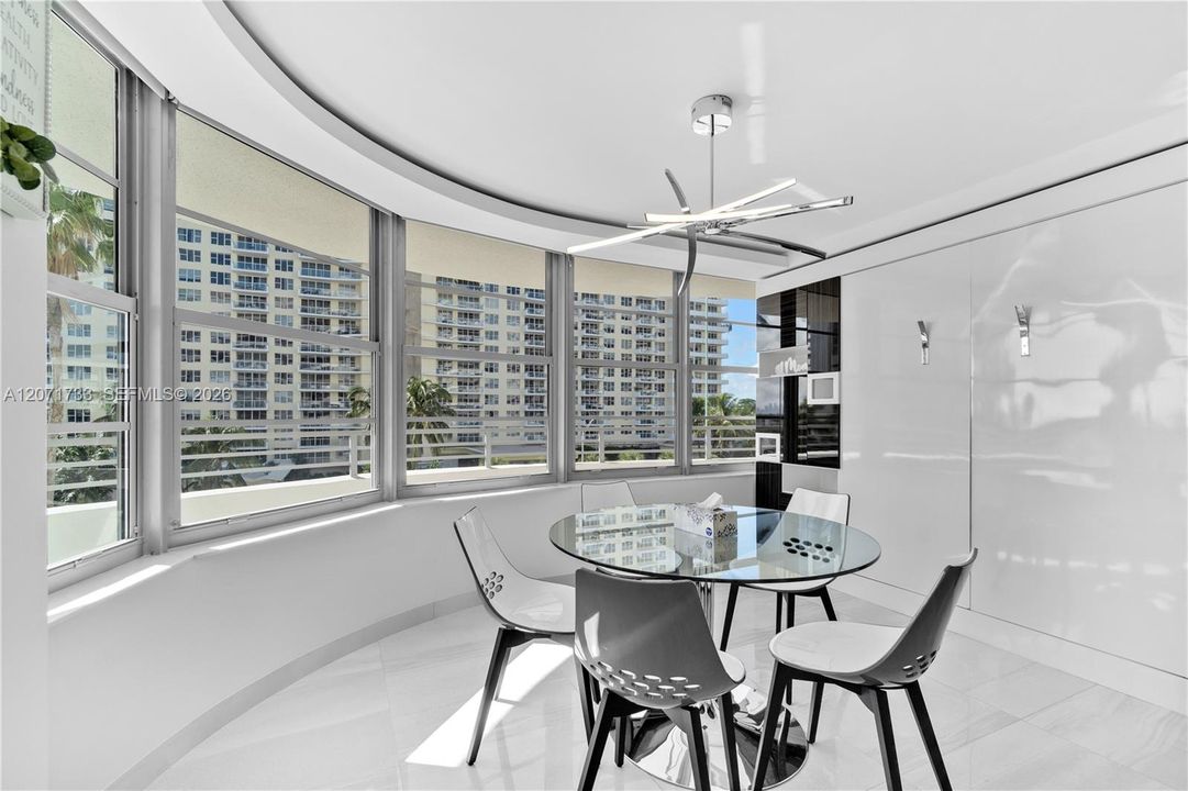 For Rent: $4,900 (1 beds, 1 baths, 912 Square Feet)