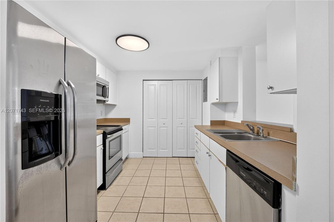 For Rent: $3,600 (2 beds, 2 baths, 1023 Square Feet)