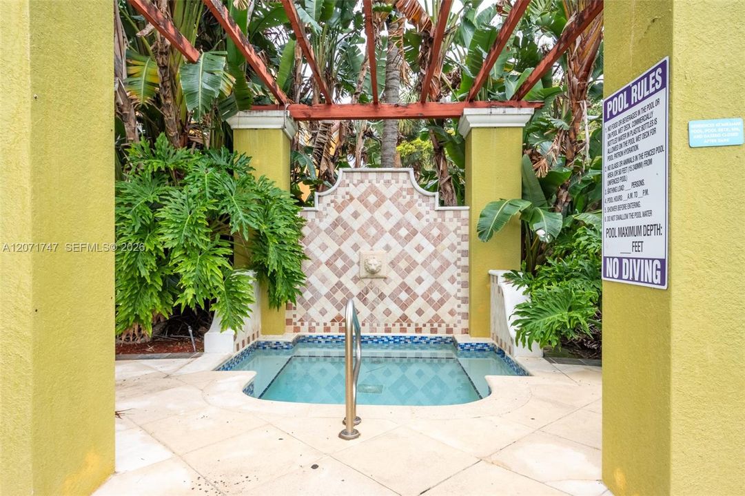 For Sale: $320,000 (2 beds, 2 baths, 977 Square Feet)