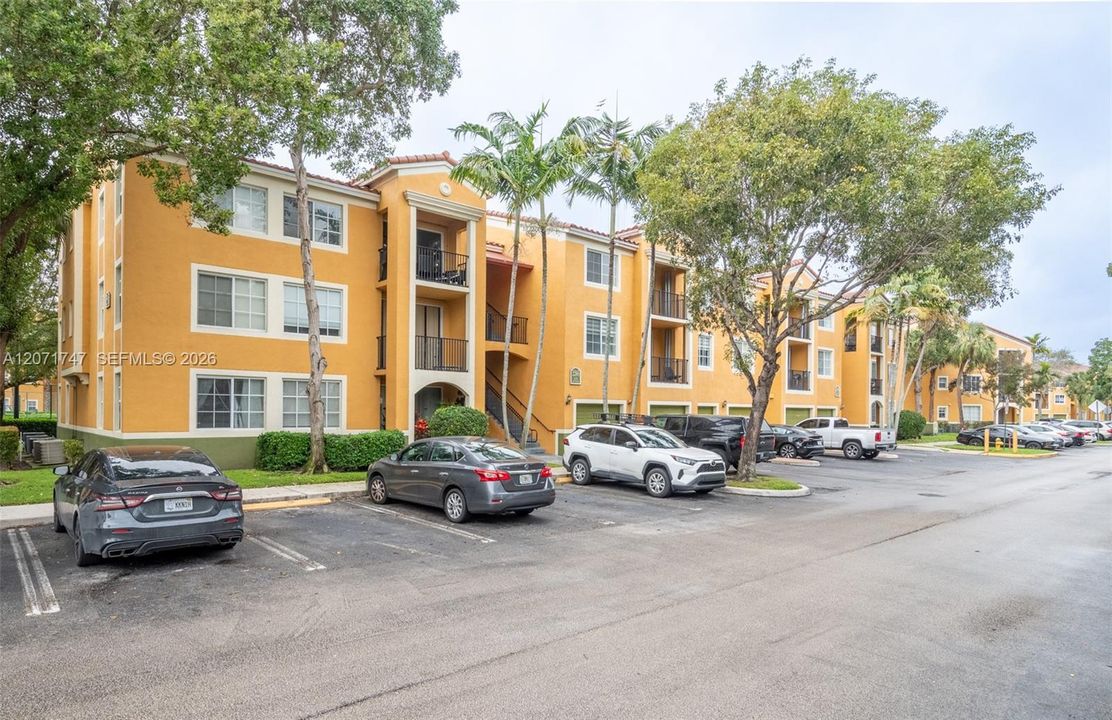 For Sale: $320,000 (2 beds, 2 baths, 977 Square Feet)