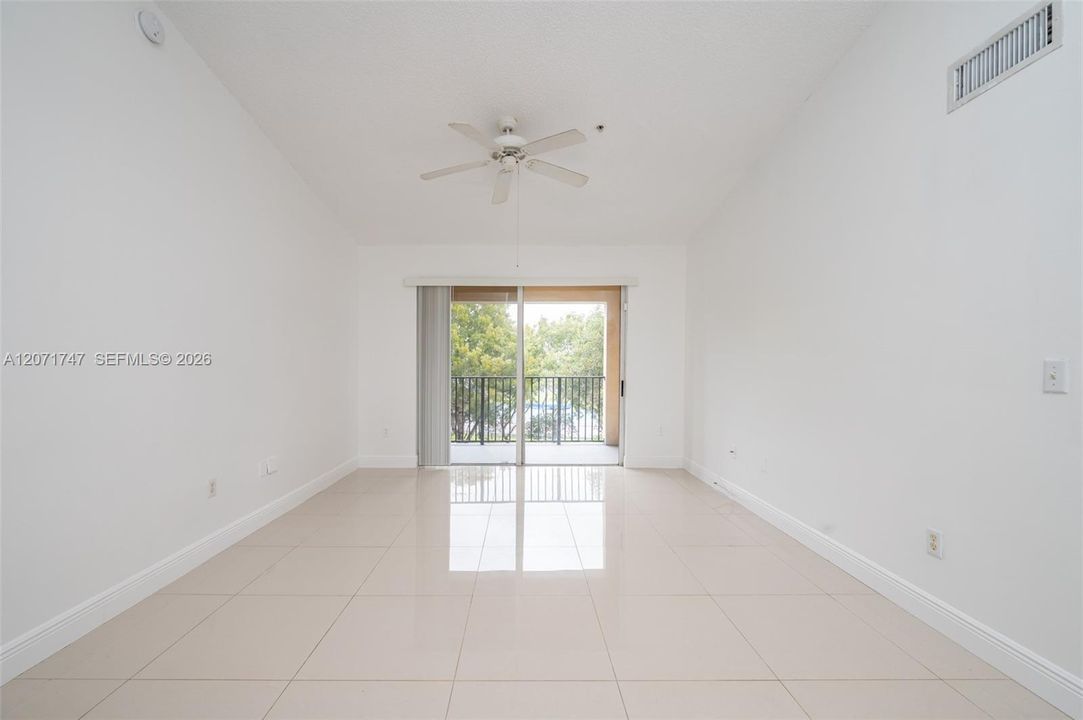 For Sale: $320,000 (2 beds, 2 baths, 977 Square Feet)