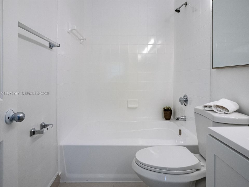 For Sale: $320,000 (2 beds, 2 baths, 977 Square Feet)