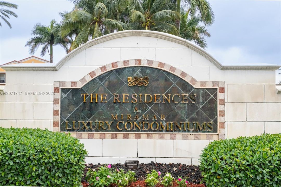 For Sale: $320,000 (2 beds, 2 baths, 977 Square Feet)