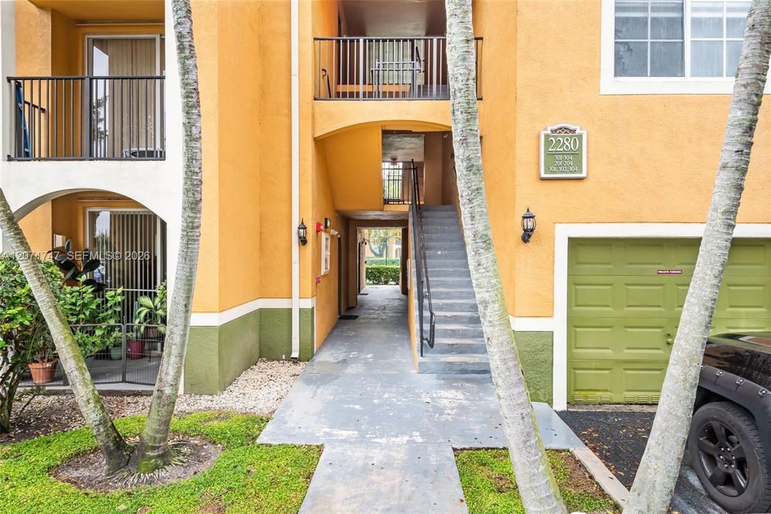 For Sale: $320,000 (2 beds, 2 baths, 977 Square Feet)