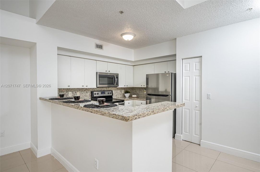 For Sale: $320,000 (2 beds, 2 baths, 977 Square Feet)