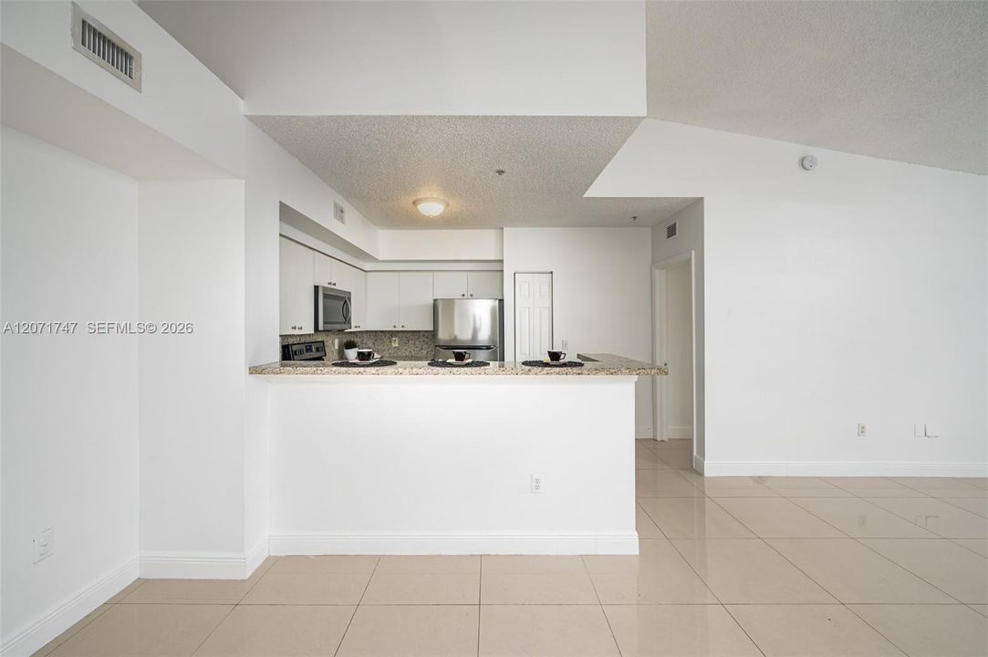 For Sale: $320,000 (2 beds, 2 baths, 977 Square Feet)