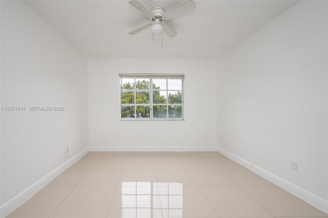 For Sale: $320,000 (2 beds, 2 baths, 977 Square Feet)
