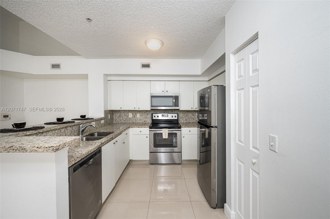 For Sale: $320,000 (2 beds, 2 baths, 977 Square Feet)