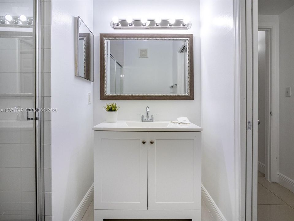 For Sale: $320,000 (2 beds, 2 baths, 977 Square Feet)