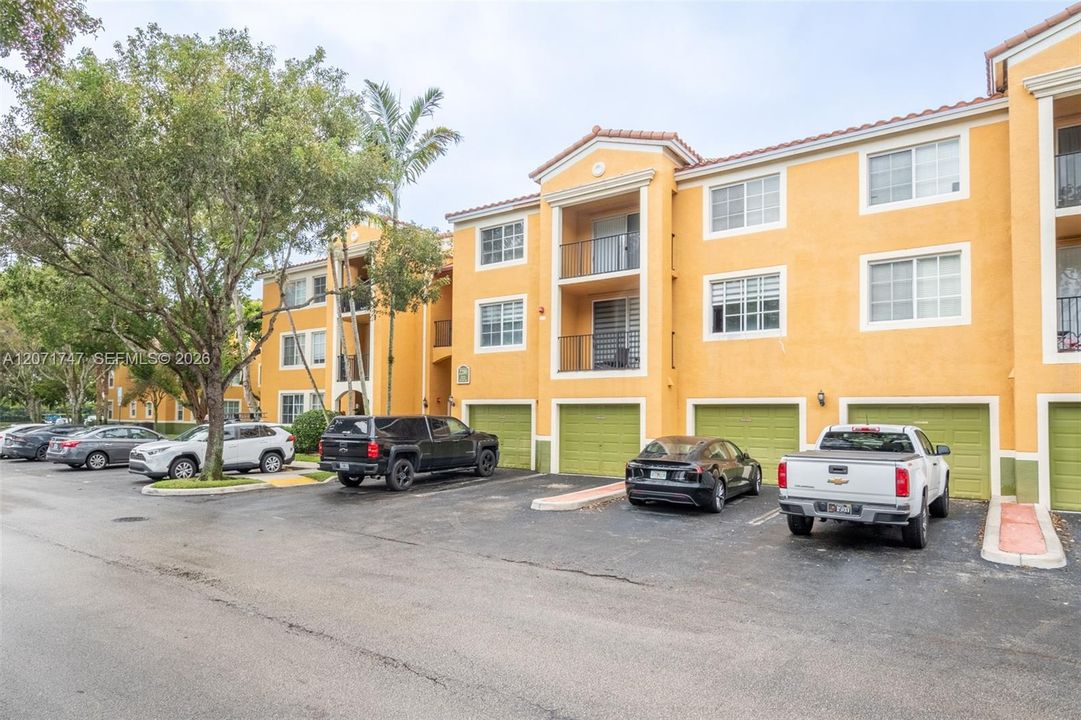 For Sale: $320,000 (2 beds, 2 baths, 977 Square Feet)