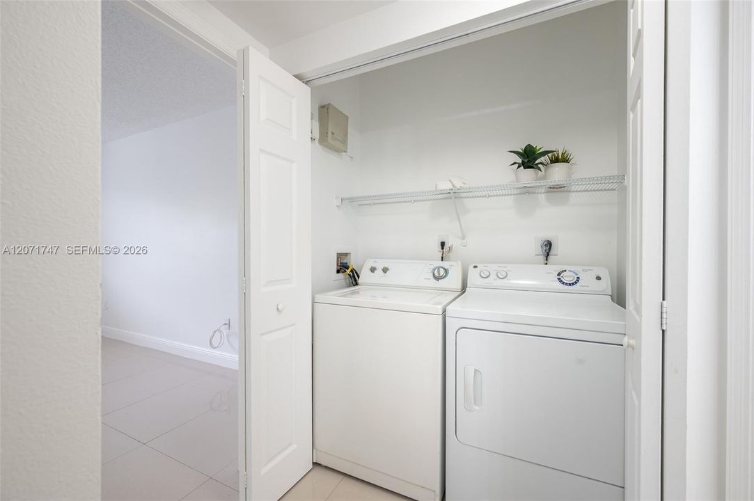 For Sale: $320,000 (2 beds, 2 baths, 977 Square Feet)