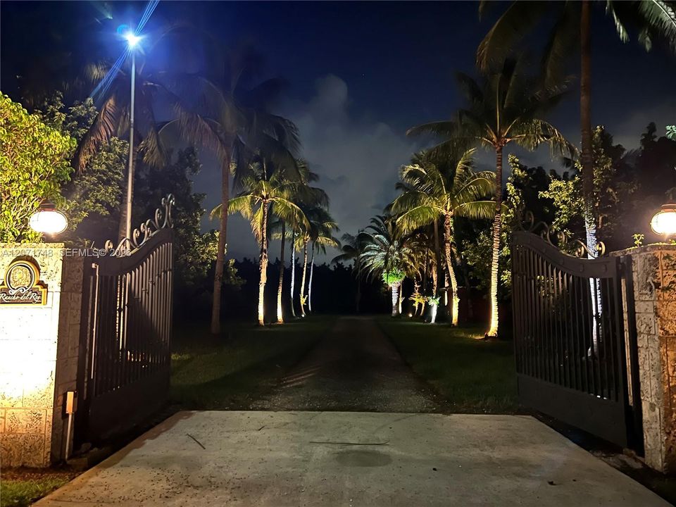 En Venta: $2,799,000 (4 camas, 5 baños, 2611 Pies cuadrados)