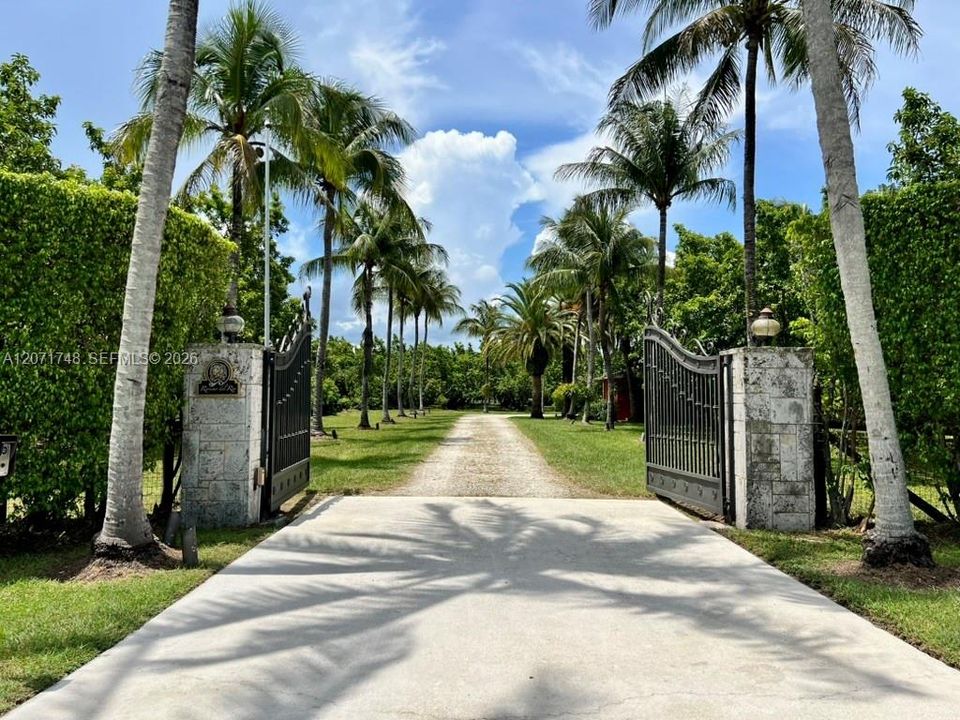 En Venta: $2,799,000 (4 camas, 5 baños, 2611 Pies cuadrados)