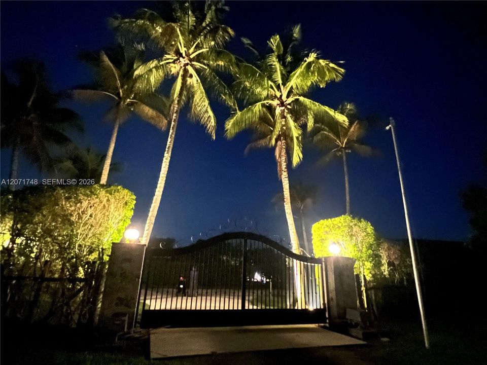 En Venta: $2,799,000 (4 camas, 5 baños, 2611 Pies cuadrados)
