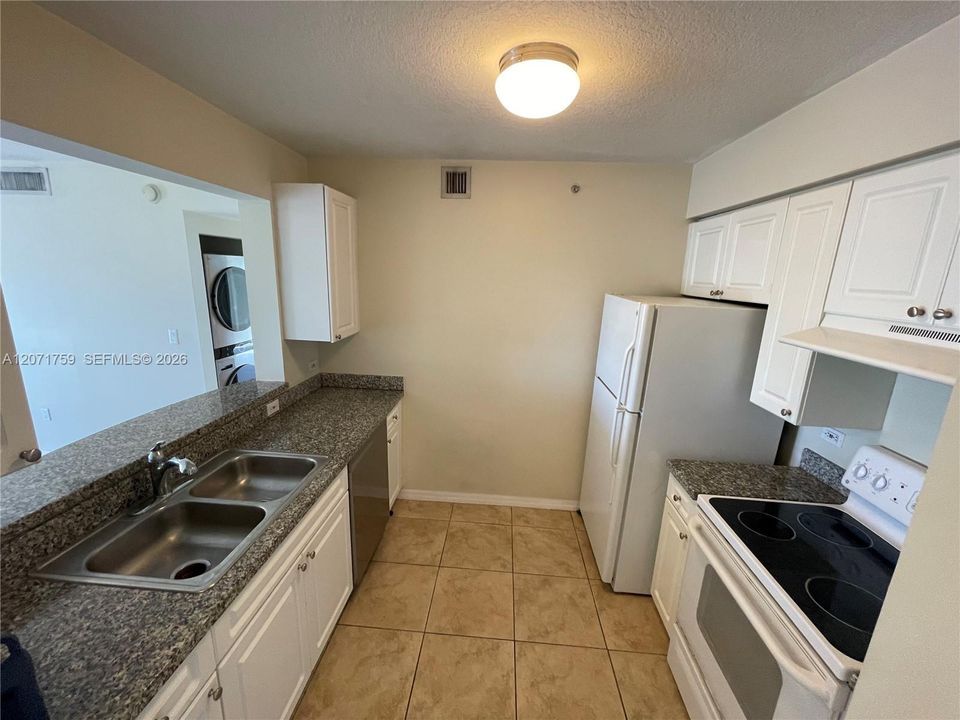 В аренду: $2,800 (2 спален, 2 ванн, 891 Квадратных фут)