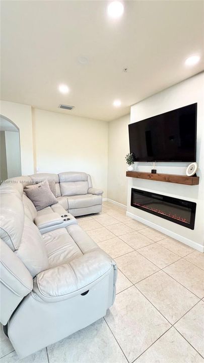 For Sale: $600,000 (4 beds, 2 baths, 1992 Square Feet)