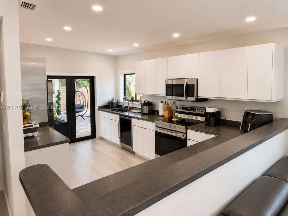 For Sale: $599,900 (3 beds, 2 baths, 1353 Square Feet)