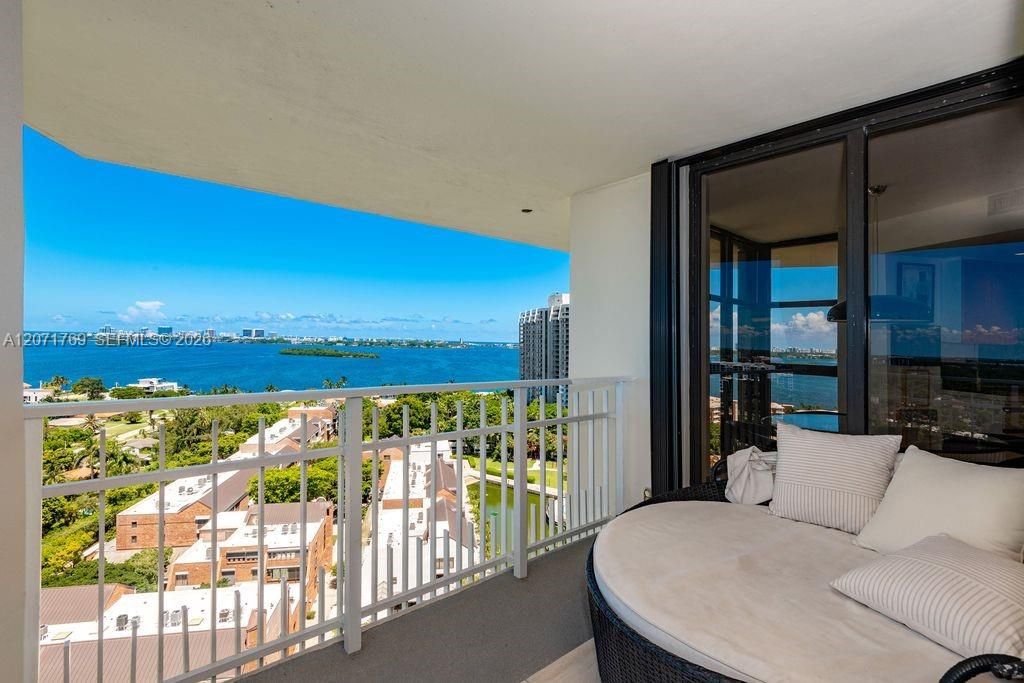 For Sale: $649,000 (3 beds, 2 baths, 1913 Square Feet)