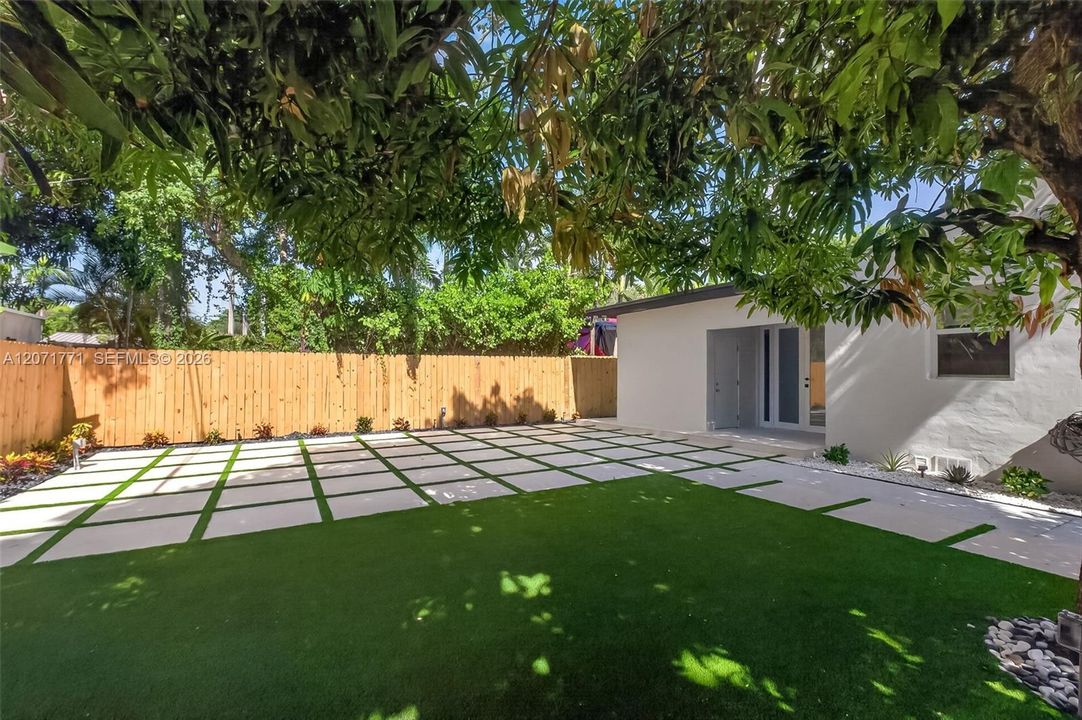 For Sale: $1,295,000 (3 beds, 2 baths, 1727 Square Feet)