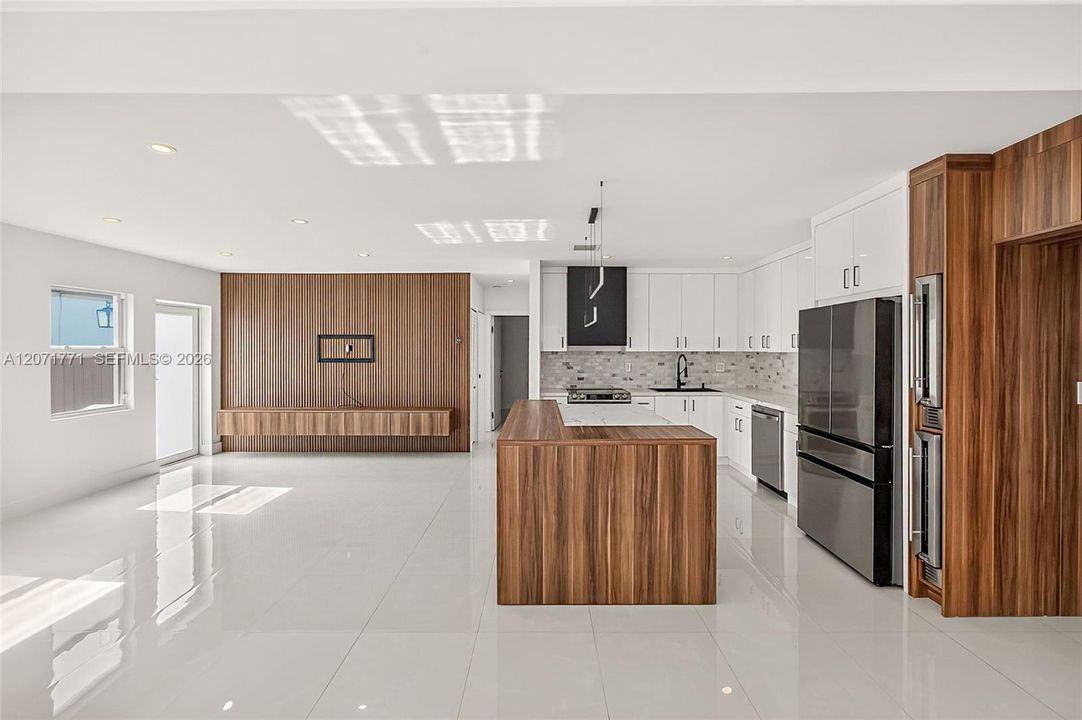 For Sale: $1,295,000 (3 beds, 2 baths, 1727 Square Feet)