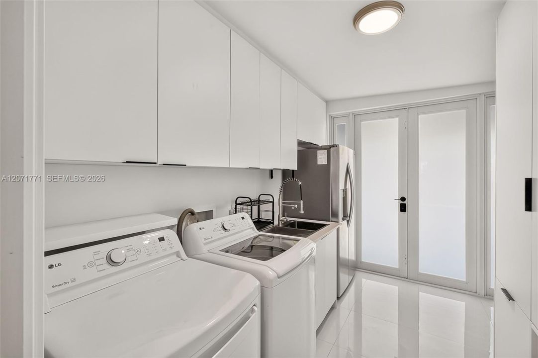 For Sale: $1,295,000 (3 beds, 2 baths, 1727 Square Feet)