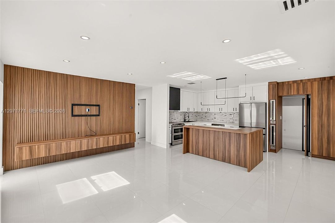 For Sale: $1,295,000 (3 beds, 2 baths, 1727 Square Feet)