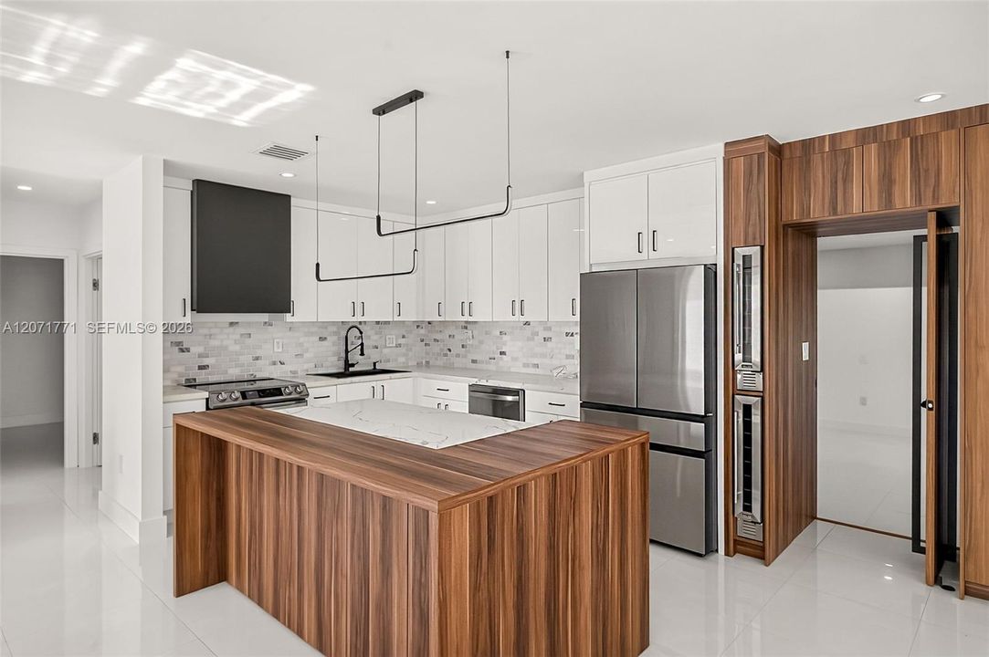 For Sale: $1,295,000 (3 beds, 2 baths, 1727 Square Feet)