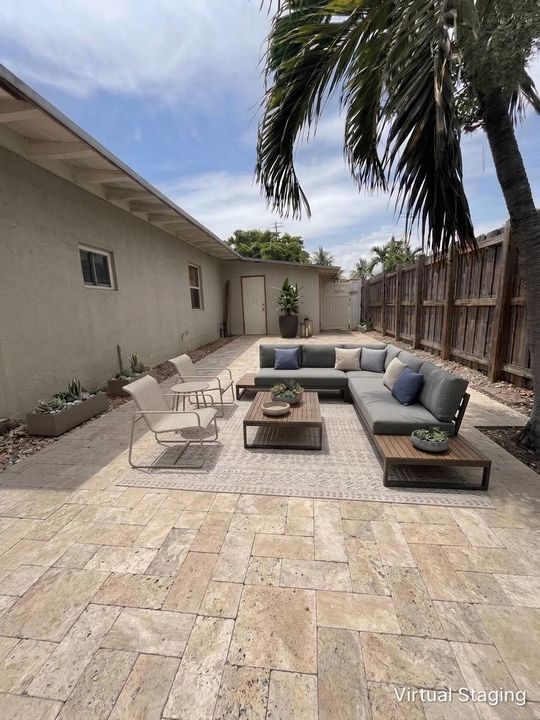 406 NE 18th Ave side yard virtually stag