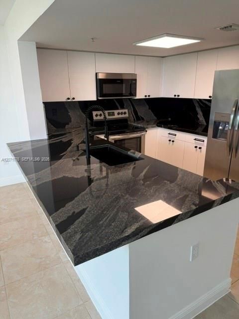 For Rent: $2,500 (1 beds, 1 baths, 770 Square Feet)