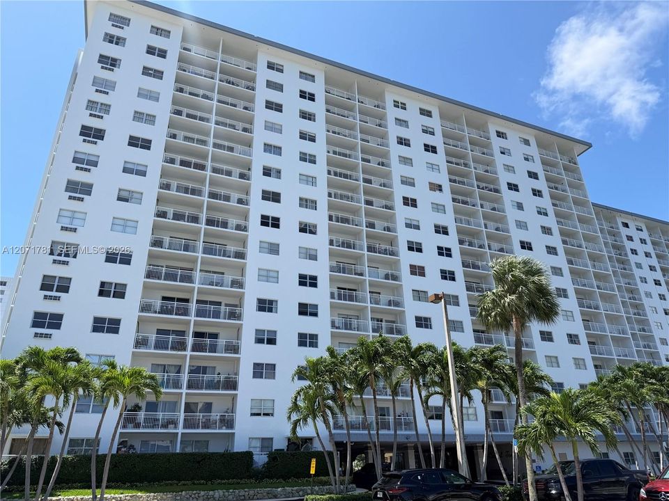 For Rent: $2,000 (1 beds, 1 baths, 720 Square Feet)