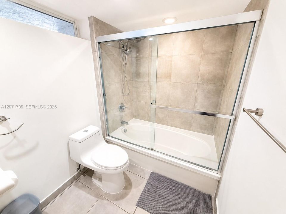 For Rent: $2,100 (0 beds, 1 baths, 571 Square Feet)